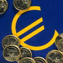 Евро продолжил незначительно дорожать к закрытию межбанка 