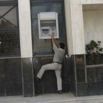 Украинцы не могут снять деньги в банкоматах