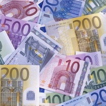 Евро продолжил дешеветь к закрытию межбанка 