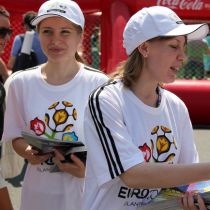 Азаров похвалил волонтеров Евро-2012 за бескорыстный труд на имидж Украины 