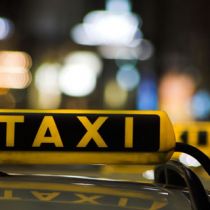 Парень-дебошир на Сумской учинил расправу над таксистом и его авто