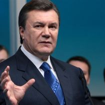  Янукович поручил Азарову доработать закон о языках 