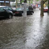 Потоп в Одессе: по улицам плавают автомобили и люди на матрасах (ФОТО)