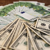 Евро и доллар продолжили дешеветь к закрытию межбанка 