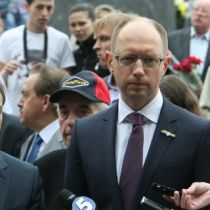 Яценюк и члены Фронта змин идут на выборы по беспартийному списку
