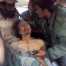 Новое видео с убитым Каддафи появилось в Интернете. Мятежники забавляются с мертвым диктатором, как с куклой чревовещателя (ВИДЕО)
