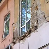 Рухнувший балкон искалечил женщину в центре Одессы (ВИДЕО)