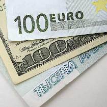 На межбанке падают курсы доллара, евро и рубля