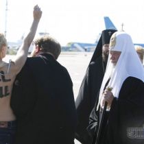 Харьковские Вести опровергли причастность к ним активистки FEMEN, напавшей на Кирилла