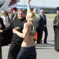 Патриарх Кирилл и активистка FEMEN: обсуждение пользователей Facebook