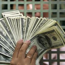 Высокий спрос на валюту вынуждает НБУ распродавать резервы