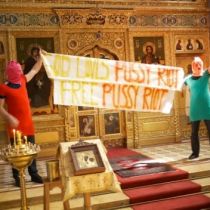 В православном храме Вены двое мужчин совершили панк-молебен в поддержку Pussy Riot (ФОТО)