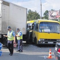 Жуткое ДТП в Киеве: грузовик протаранил маршрутку
