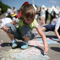 Киевстар проводит конкурс детского рисунка на асфальте на площади Свободы 