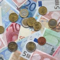 Евро открыл межбанк понижением котировок 