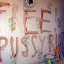 Убийца двух женщин написал кровью на стене «Free Pussy Riot» (ФОТО)