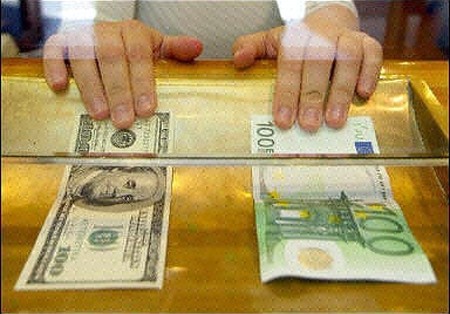 Евро и доллар закрыли межбанк незначительными понижениями котировок