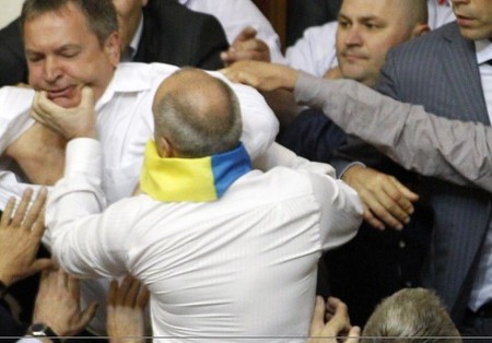 Два бютовских депутата подрались во время исполнения Гимна Украины