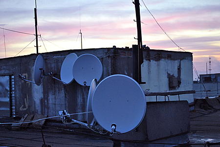 Кому в Харькове грозит демонтаж спутниковых антен