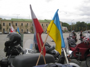 Возложение цветов участниками ХII Международного Катынского моторейда на Украинско-польском мемориале