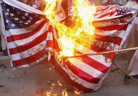 Мусульмане штурмуют посольство США в Йемене, посольство в Каире в осаде (ФОТО, ВИДЕО)
