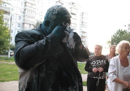 Кандидата в нардепы облили зеленкой в Харькове (ФОТО, ВИДЕО)