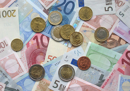 К закрытию межбанка евро подешевел на 5 копеек