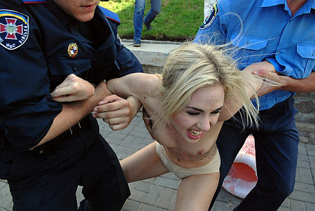 Сколько получают активистки FEMEN и как их проверяют на «вшивость» (ВИДЕО)