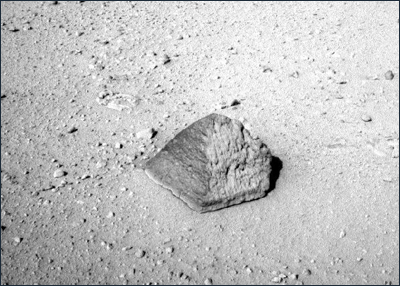 Марсоход прислал фото скалы в виде почти идеальной пирамиды (ФОТО)