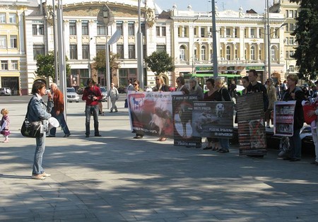 Харьковские зоозащитники вышли на площадь Конституции с плакатами (ФОТО)