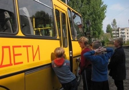 Добкин устроил разнос чиновникам из-за проблем с подвозом школьников