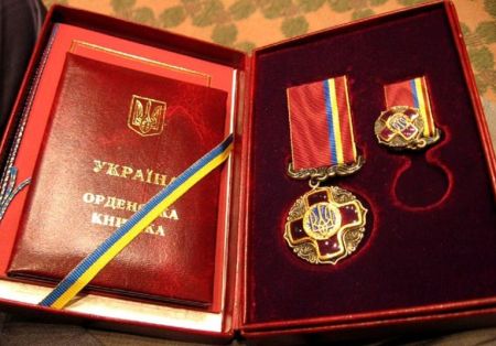 Янукович наградил орденами харьковских ветеранов