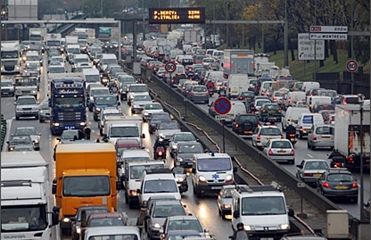 Ливень в Киеве спровоцировал многокилометровые пробки на дорогах