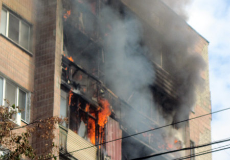 Пожар в жилом доме в Харькове. Есть пострадавшие (ФОТО)