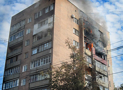 Пожар возле метро Советской армии. Жителей многоэтажки эвакуировали (Фото, Видео)