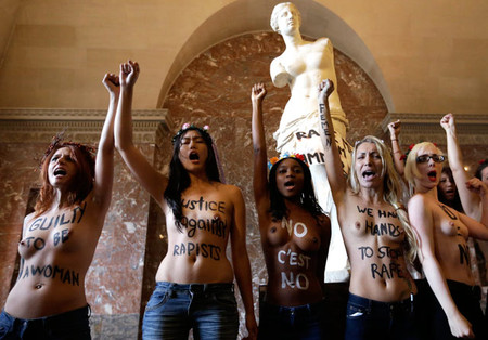 Активистки FEMEN безобразничали в Лувре у статуи Венеры Милосской (ФОТО)