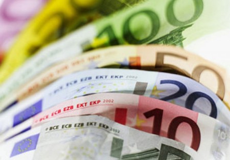 Евро подешевел к закрытию межбанка