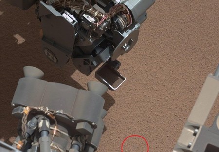 Марсоход обнаружил небольшой яркий объект: работа приостановлена (ФОТО)