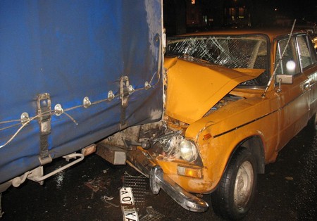 Смертельное ДТП в Харькове: Жигули протаранили Renault с прицепом (ФОТО)