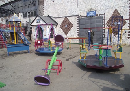 На Харьковщине массово устанавливают детские площадки производства колоний