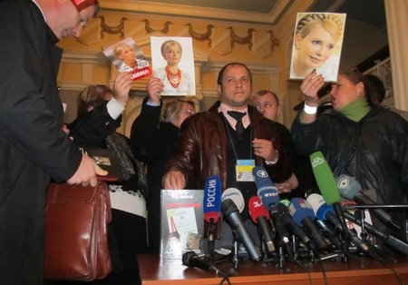 Суд по делу ЕЭСУ в Харькове: неявка Тимошенко, митинг под дождем и потасовка в здании (ФОТО)