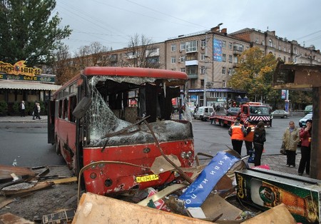 Пассажирский автобус протаранил иномарку и въехал в киоск (ФОТО)
