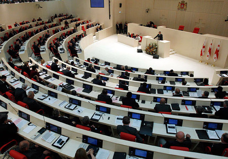 Новый парламент Грузии начал работу со скандала
