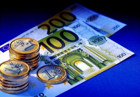 Евро подешевел на 10 копеек к закрытию межбанка