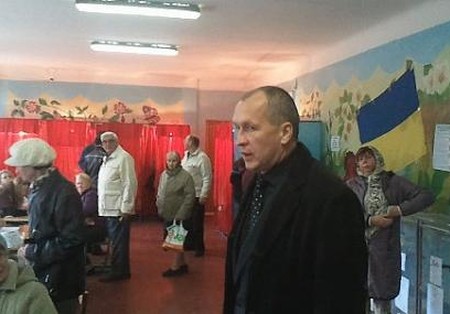 Кандидат от ВО «Свобода» в Харькове агитировал на участке (ФОТО, ВИДЕО)