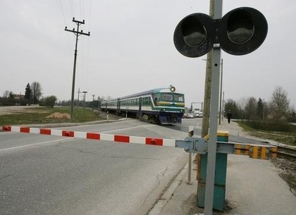 Поезд Харьков-Луганск насмерть сбил мотоциклиста