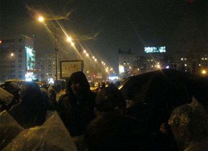 Митингующие провели ночь у здания ЦИК (ФОТО)