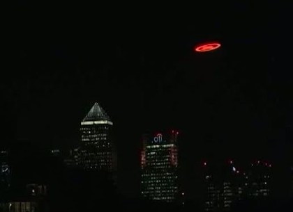 НЛО в небе над Лондоном испугало горожан и взбодрило уфологов (ВИДЕО)