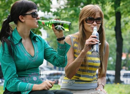 Более сотни харьковчан ежедневно привлекают за распитие спиртных напитков