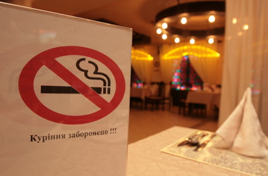 Через месяц курильщиков изгонят из всех без исключения баров и кафе
